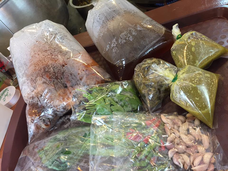 ข้าวขาหมูระยอง สาขาตะพง ข้าวกล่อง ข้าวหมูแดง มันไก่ เกี๋ยวเตี๋ยวเป็ดตุ๋น เน้นเป็ด คากิ