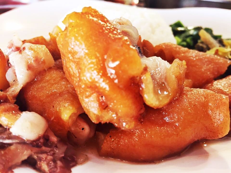 ข้าวขาหมูระยอง สาขาตะพง ข้าวกล่อง ข้าวหมูแดง มันไก่ เกี๋ยวเตี๋ยวเป็ดตุ๋น เน้นเป็ด คากิ