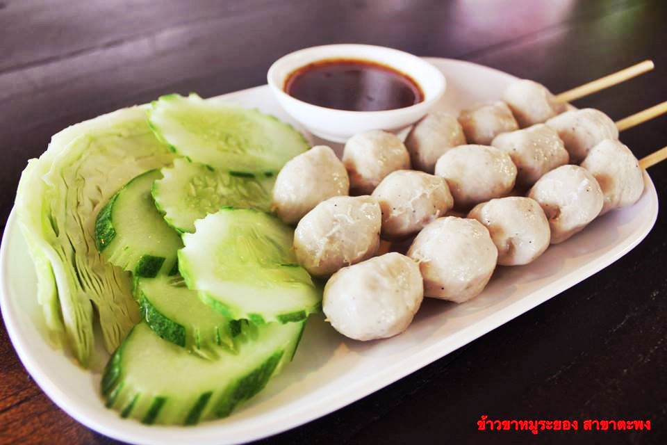 ข้าวขาหมูระยอง สาขาตะพง ข้าวกล่อง ข้าวหมูแดง มันไก่ เกี๋ยวเตี๋ยวเป็ดตุ๋น เน้นเป็ด คากิ